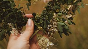 Preview wallpaper wreath, hand, flowers, grass, fingers