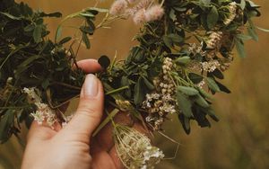 Preview wallpaper wreath, hand, flowers, grass, fingers