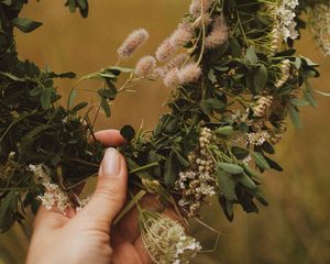 Preview wallpaper wreath, hand, flowers, grass, fingers