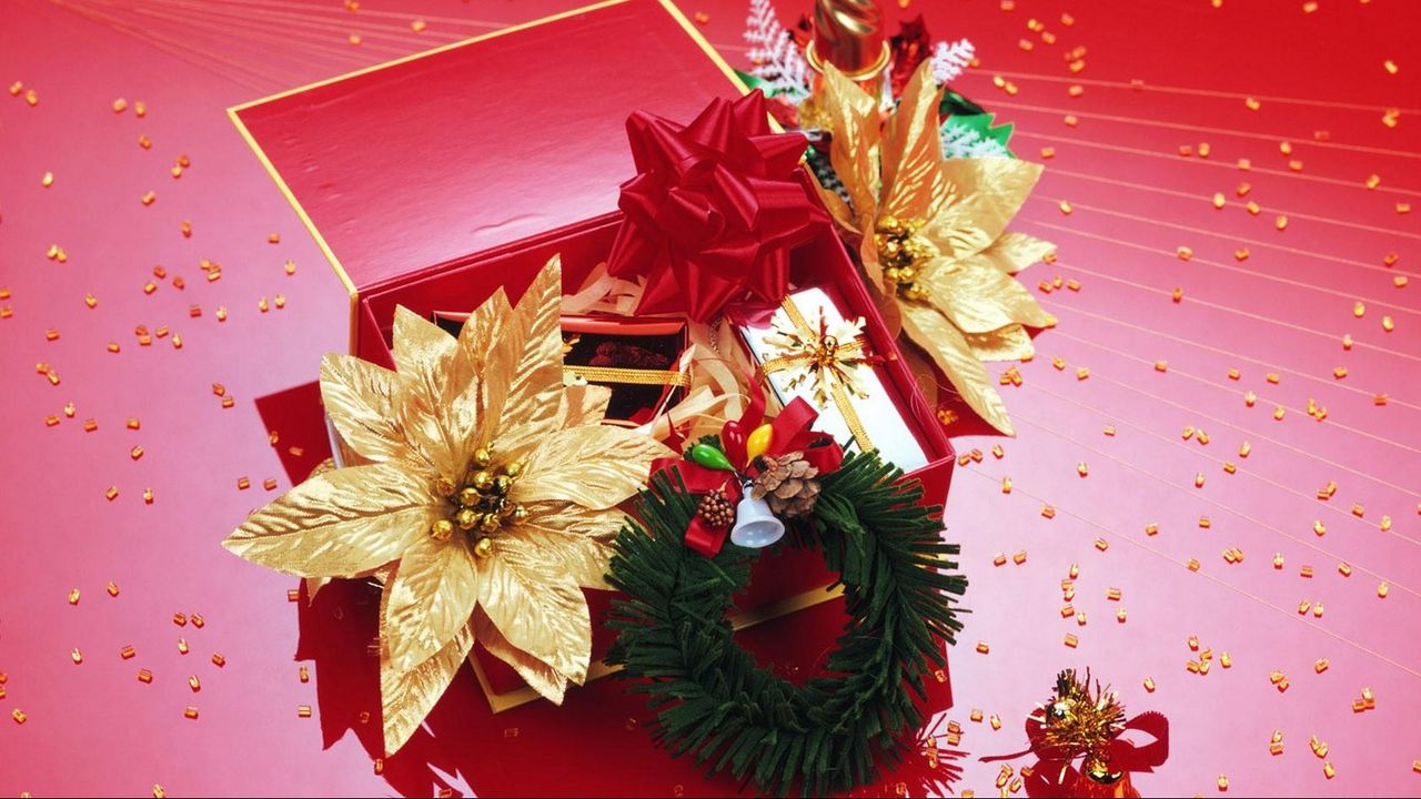 Wallpaper wreath, pine needles, box, gifts, flowers