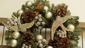 Preview wallpaper wreath, pine needles, bumps, balls, birds, cinnamon, attribute