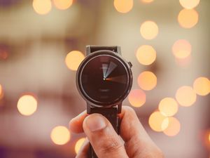 Preview wallpaper wristwatch, hand, glare