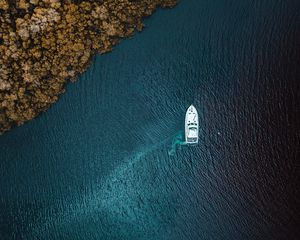 Preview wallpaper yacht, sea, trees, shore, view from above