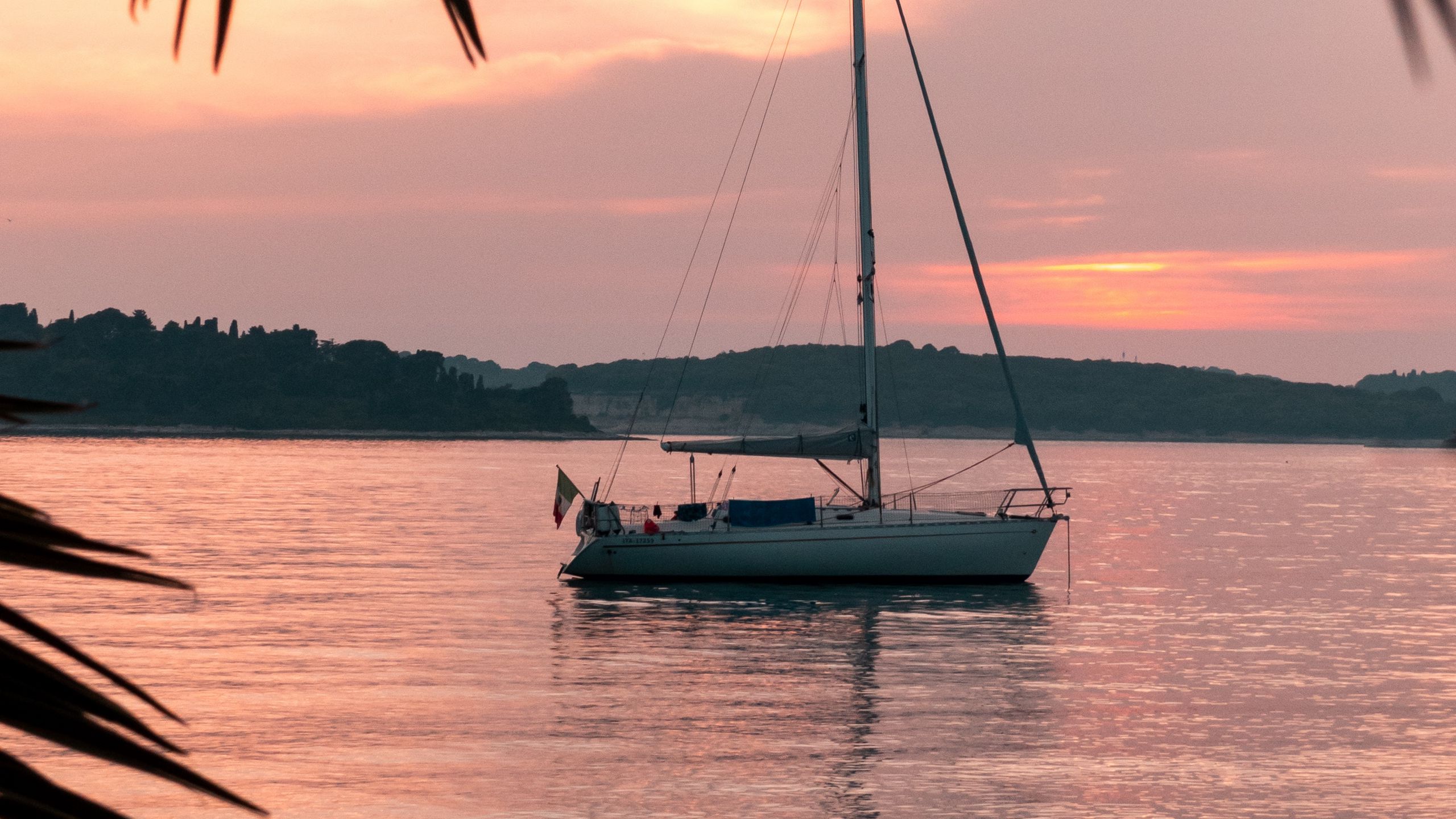 Download wallpaper 2560x1440 yacht, water, sunset, sea, bay, shore