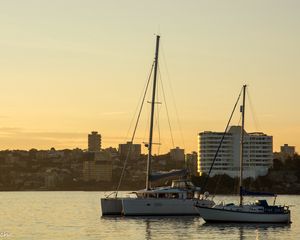 Preview wallpaper yachts, boats, city, buildings, dawn
