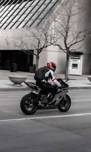 Preview wallpaper yamaha, motorcycle, bike, gray, motorcyclist, speed, road