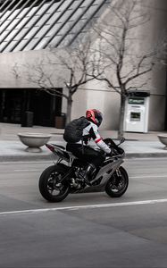 Preview wallpaper yamaha, motorcycle, bike, gray, motorcyclist, speed, road