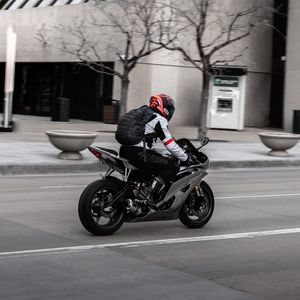 Preview wallpaper yamaha, motorcycle, bike, gray, motorcyclist, speed, road