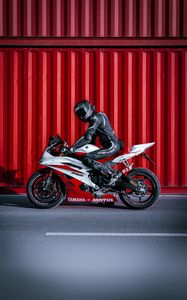 Preview wallpaper yamaha, motorcycle, bike, red, motorcyclist, helmet