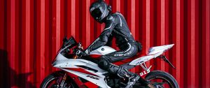 Preview wallpaper yamaha, motorcycle, bike, red, motorcyclist, helmet