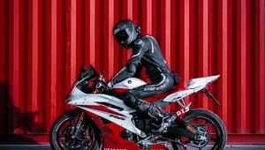 Preview wallpaper yamaha, motorcycle, bike, red, motorcyclist, helmet