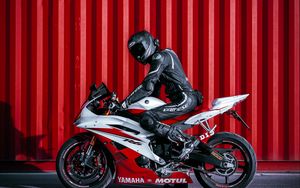 Preview wallpaper yamaha, motorcycle, bike, red, motorcyclist, helmet