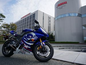 Preview wallpaper yamaha, motorcycle, bike, blue, sports, buildings