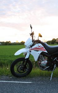 Preview wallpaper yamaha, motorcycle, bike, white, field, road