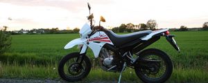 Preview wallpaper yamaha, motorcycle, bike, white, field, road