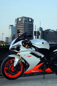 Preview wallpaper yamaha, r1, side view, city