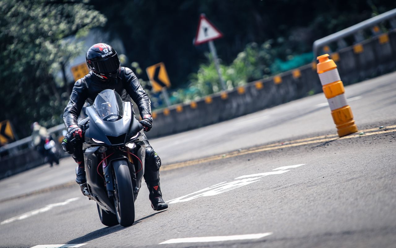 1280x800 Wallpaper yamaha yzf-r6, yamaha, motorcycle, motorcyclist, bike, biker, black