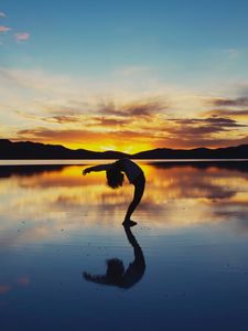 Preview wallpaper yoga, silhouette, lake, horizon