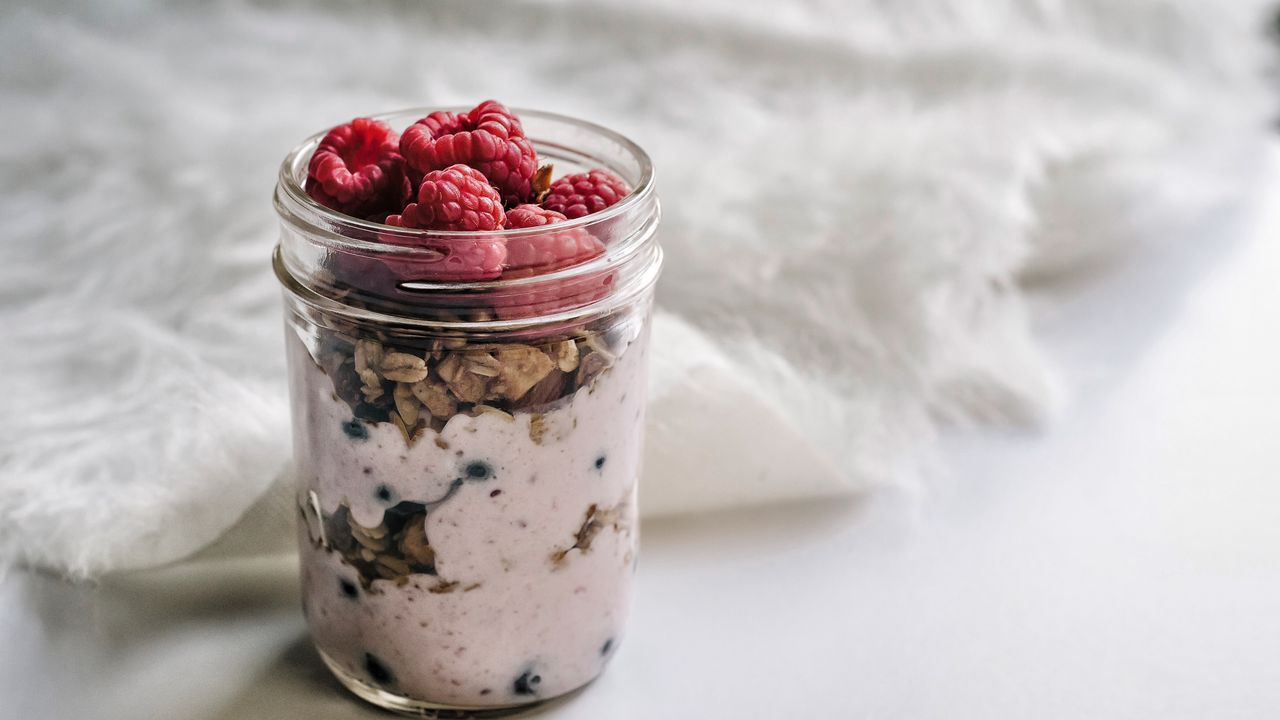 Wallpaper yoghurt, raspberries, nuts