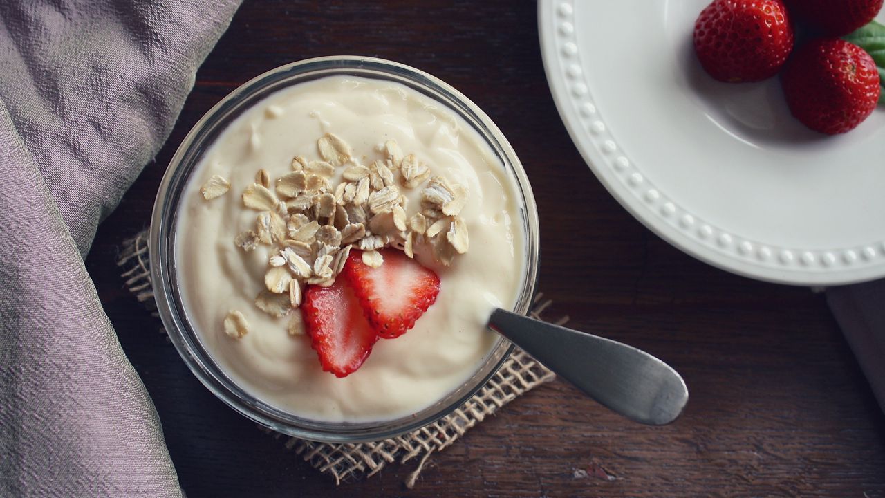 Wallpaper yogurt, strawberries, oatmeal, crockery