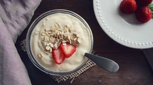 Preview wallpaper yogurt, strawberries, oatmeal, crockery