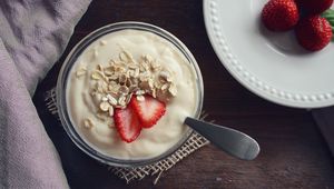 Preview wallpaper yogurt, strawberries, oatmeal, crockery