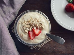 Preview wallpaper yogurt, strawberries, oatmeal, crockery